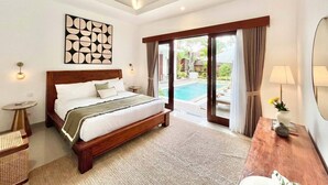 Un dormitorio amplio con una cama grande, vistas a una piscina y techo de madera.
