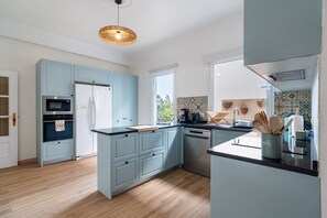 Kaffetrakter/tekoker, kjøleskap, mikrobølgeovn og ovn