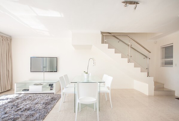 Dining - 3 Canterbury Square (Cape Town)