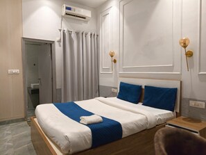 Premium bedding, free WiFi, bed sheets - Hotel Indo Tiger By Rawat Hospitality (Rishikesh)