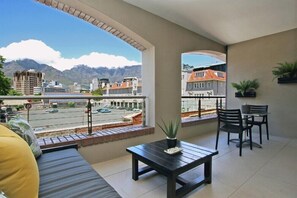Outdoor dining - ITC Hospitality Group One Bedrooms The Decks Building (Cape Town)