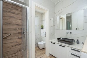 Een douche, een haardroger, handdoeken