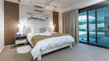 Een strijkplank/strijkijzer, wifi, beddengoed