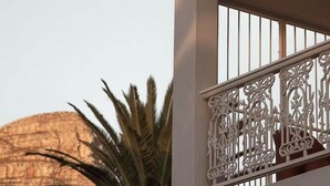 A building with a balcony featuring ornate white railings. - Underberg House (Cape Town)