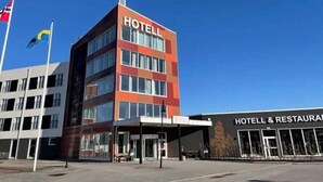 Un edificio de hotel de varios pisos con un letrero llamativo que dice 