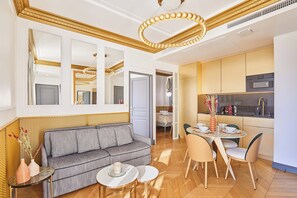 Apartment | Living room - Superb AC- 2bdr Apartement Montaigne/arc de Triomphe (Paris)