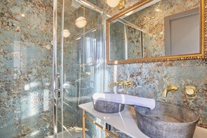 Apartment | Bathroom - Superb AC- 2bdr Apartement Montaigne/arc de Triomphe (Paris)