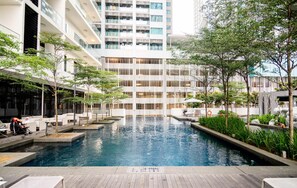 Una piscina al aire libre