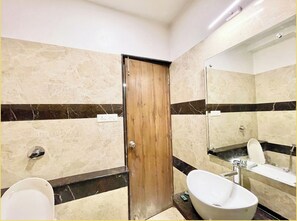 تجهيزات دش، دُش غزير، خف للقدمين، مناشف