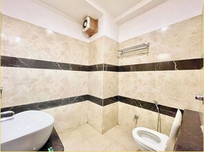 Habitación doble | Baño | Regadera, pantuflas, jabón, shampoo