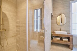 Apartment | Badezimmer | Haartrockner, Handtücher, Seife, Shampoo