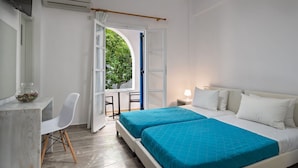Un dormitorio con cama, escritorio y silla.