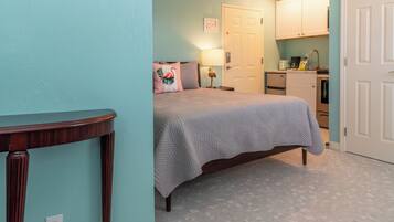 Iron/ironing board, Internet, bed sheets