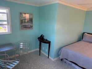 Iron/ironing board, Internet, bed sheets