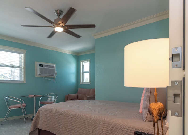 Flamingo Inn - Standard Queen With Kitchenette #208 - Fort Myers Beach, FL