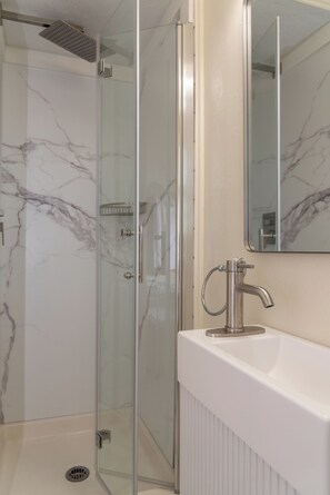 Hair dryer, towels - Flamingo Inn - Standard Queen with kitchenette #208 (Fort Myers Beach)