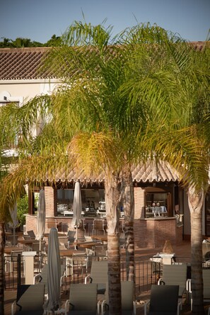 Outdoor dining - Paloma Blanca Boutique Hotel (Marbella)