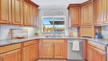 Family House, 3 Bedrooms, Canal View | Private kitchen
