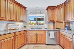 Family House, 3 Bedrooms, Canal View | Private kitchen