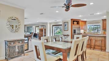 Family House, 3 Bedrooms, Canal View | Dining