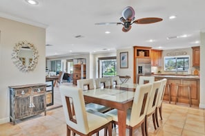 Perhetalo, 3 makuuhuonetta, näköala kanavalle | Ruokailu