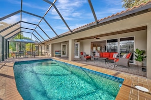 Perhetalo, 3 makuuhuonetta, näköala kanavalle | Uima-allas | Ulkouima-allas