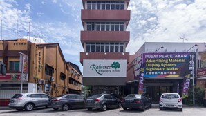 A multi-story building with a prominent sign for Raintree Boutique Hotel. - OYO 417 Raintree Boutique Hotel (Kajang)
