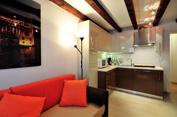 Interior - Creme Caramel (Venice)