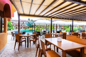 Outdoor dining - Sunrise Complex Hotel (Nessebar)