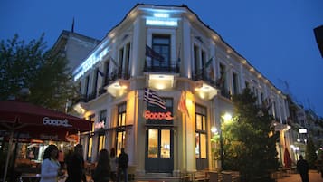 Ein Gebäude mit einem gut sichtbaren 'Goodys'-Schild, mehreren Balkonen und einer Flagge.
