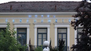 A building with a sign reading "HOTEL PANELLION". - Hotel Panellinion (Trikala)