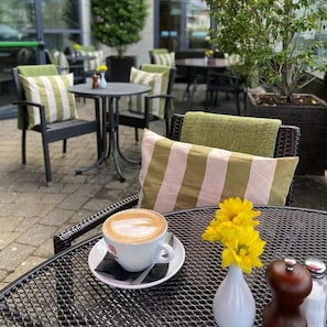 Outdoor dining - Manor West (Tralee)