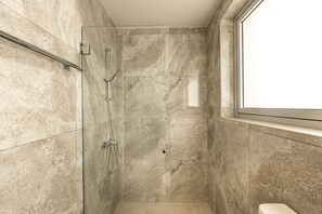Douche, sèche-cheveux, serviettes fournies