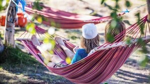 Un'amaca in un ambiente naturale, sullo sfondo verde vegetazione.