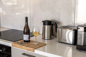 Microwave, coffee/tea maker, cookware/dishes/utensils - Protaras Hestia Seaside Villa A6 (Paralimni)