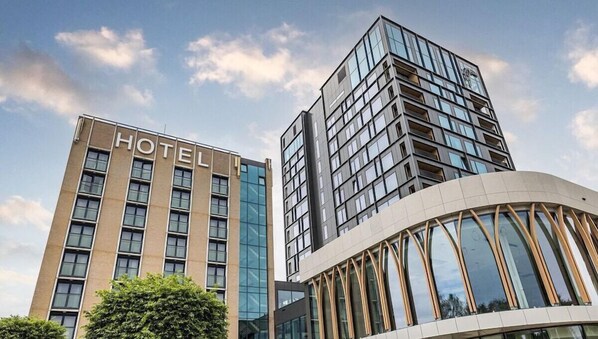 A hotel building with a modern design, featuring large windows and a prominent 'HOTEL' sign. - Hotel Venlo (Venlo)