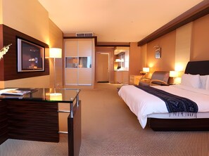 A hotel room with a bed, desk, and a seating area. - Imperial Hotel (Miri)