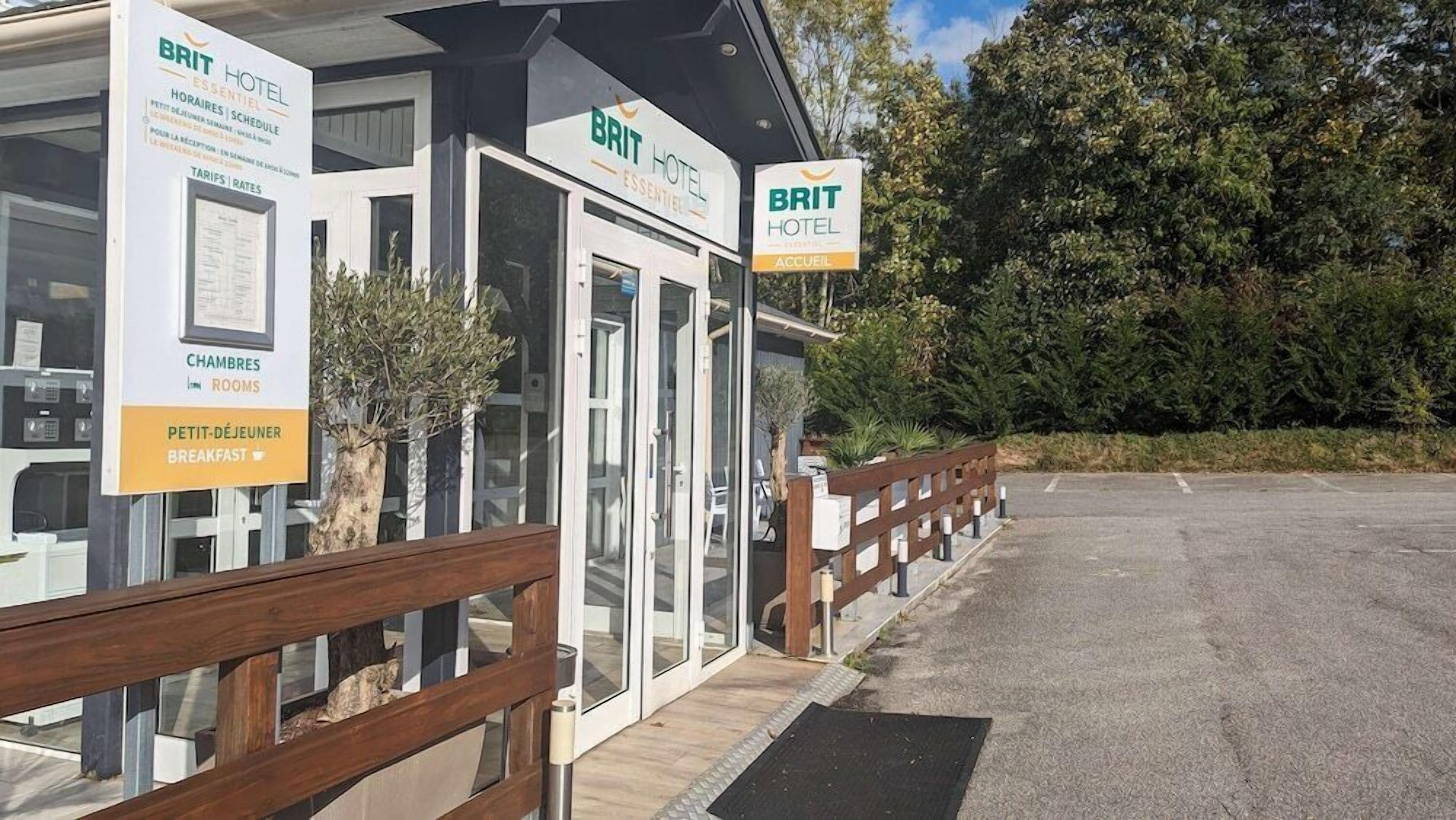 L’entrée d’un hôtel de la chaîne Brit Hotel, avec un panneau indiquant les chambres, le service de petit-déjeuner et la réception.