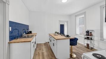 Casa familiar, vista al jardín | Cocina privada