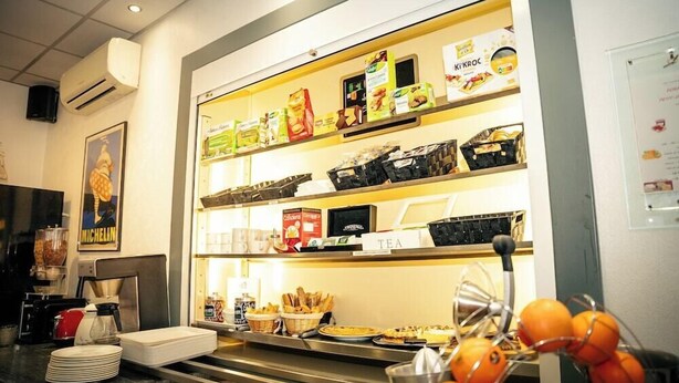 Een buffetgedeelte met diverse etenswaren en een koffiehoek.