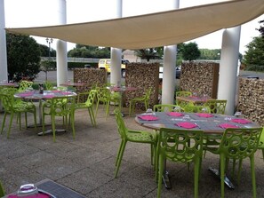 Outdoor dining - Brit Hotel Restaurant Le Cottage (Arnage)
