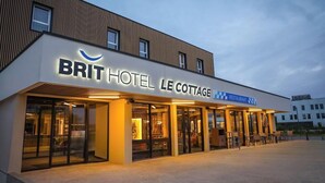 A hotel named 'BRIT HOTEL LE COTTAGE' with a restaurant sign. - Brit Hotel Restaurant Le Cottage (Arnage)