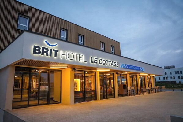 A hotel named 'BRIT HOTEL LE COTTAGE' with a restaurant sign. - Brit Hotel Restaurant Le Cottage (Arnage)
