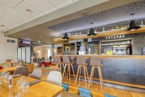 Bar (on property) - Brit Hotel Restaurant Le Cottage (Arnage)