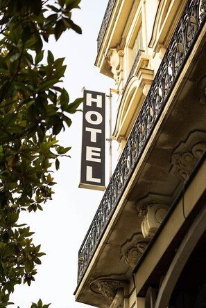 Exterior detail - Citotel L Univers (Angers)