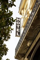 Une enseigne d’hôtel avec le mot « HÔTEL » écrit en grandes lettres.