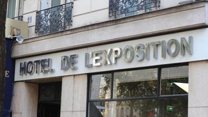 La façade de l'hôtel de l'Exposition, avec une enseigne bien visible.