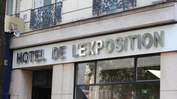 La façade de l'hôtel de l'Exposition, avec une enseigne bien visible.