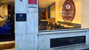 Un restaurant Korner République doté d’une façade en verre, d’une salle à manger et d’un logo bien visible sur le mur.