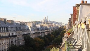 Une rangée d’immeubles résidentiels offrant une vue sur une cathédrale située au loin.